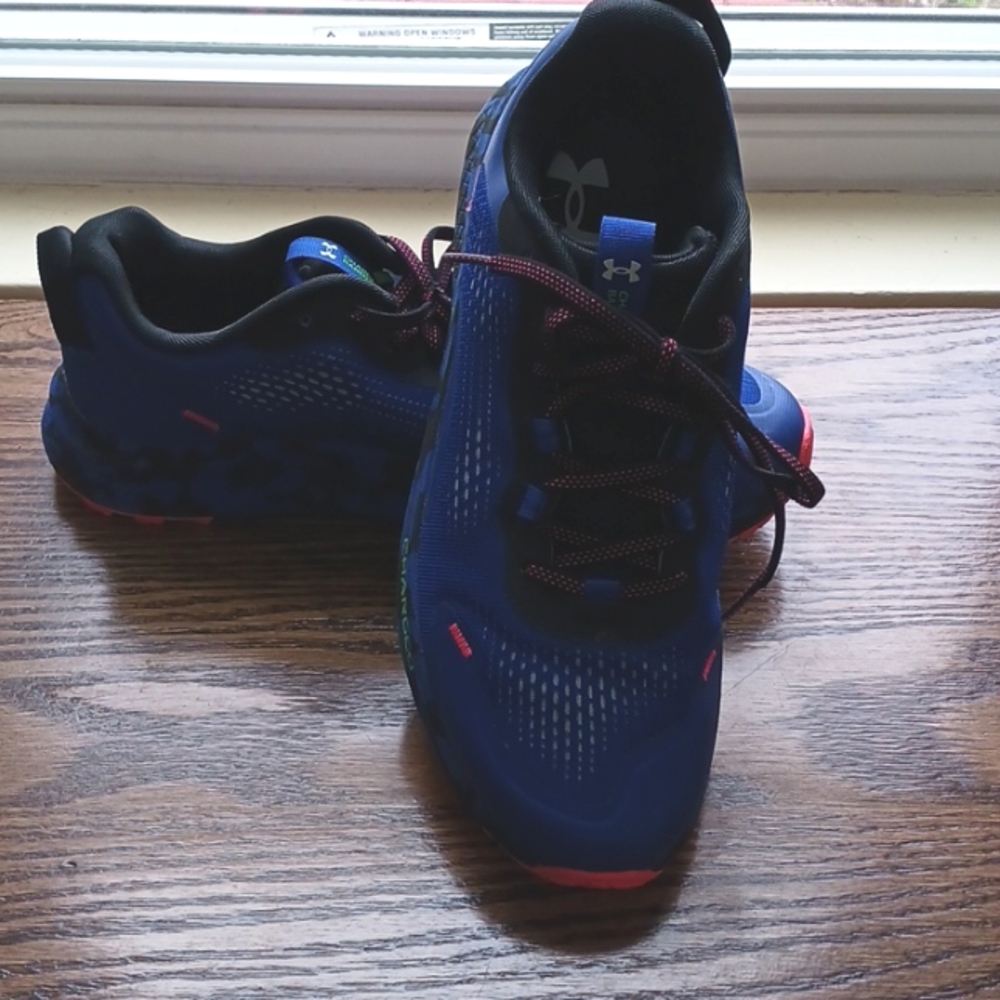 Mens size 8.5 Under Armour Charged sneaker in bright blue